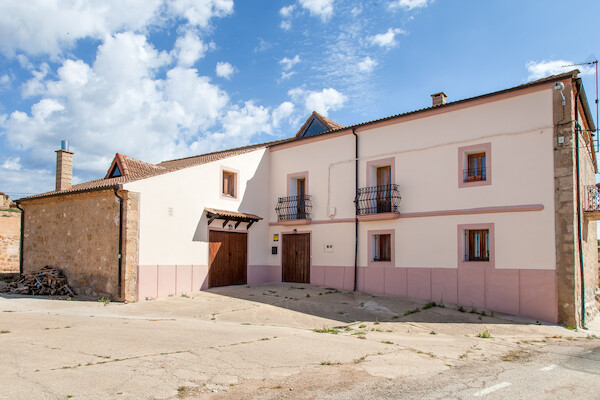 Fachada exterior de la casa rural Pariseo, gran construcción tradicional en Villalba, Soria