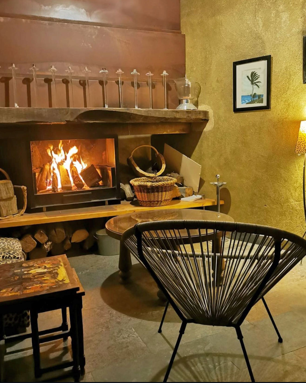 Amplia sala de estar con abundante luz natural y techos altos en la casa rural Pariseo