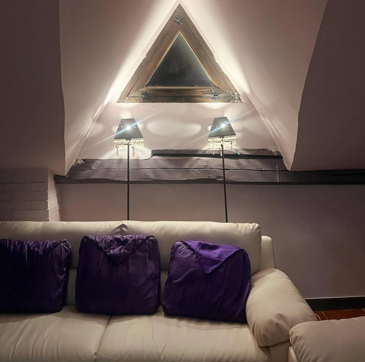 Salón común con vigas de madera a la vista ideal para reuniones de grandes grupos en Soria