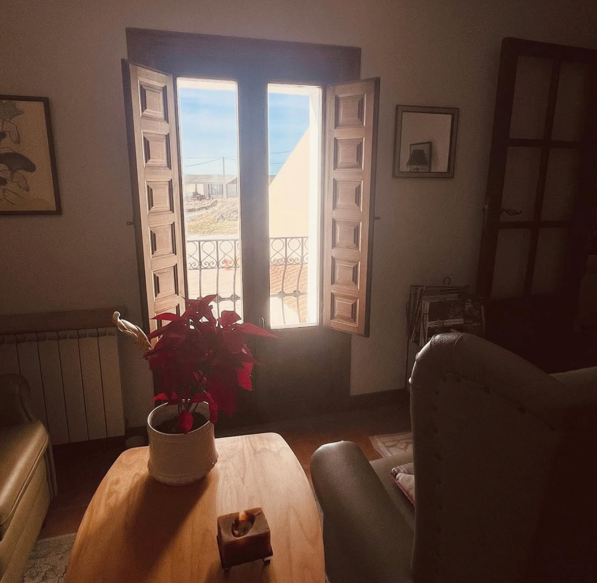 Espacio de convivencia con decoración rústica y ambiente confortable en Villalba