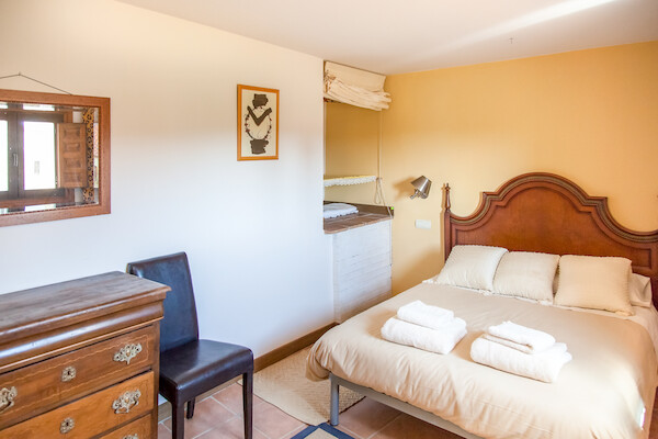 Cuarto amplio de estilo minimalista en blanco con dos camas individuales y suelo de madera