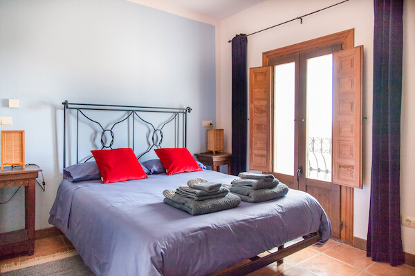 Habitación con decoración moderna en gris y ambiente acogedor en el entorno rural de Soria